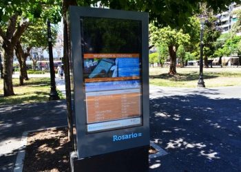 La plaza Sarmiento cuenta con nuevas pantallas de información dinámica para el Transporte Urbano