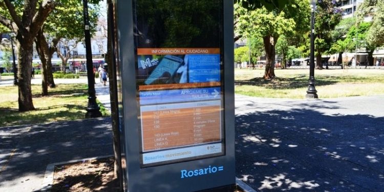 La plaza Sarmiento cuenta con nuevas pantallas de información dinámica para el Transporte Urbano