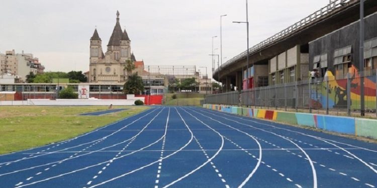 Los runners copan la pista de material sintético de Parque Chacabuco