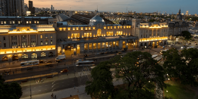 La renovada cúpula de Estación Retiro vuelve a iluminar el cielo porteño