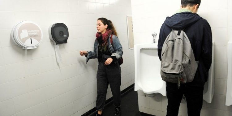 Baños porteños unisex: avanza un proyecto para permitirlos en más bares y boliches