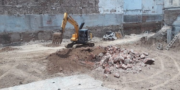 Descubrieron restos de una casa de Rosas, una constructora los dañó y ahora vallaron el predio