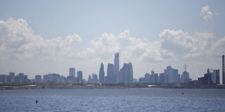Un nuevo paseo costero en Avellaneda acerca el río a los vecinos
