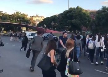 Se desmoronaba y lo hicieron de nuevo: reabrieron un puente central para el tránsito