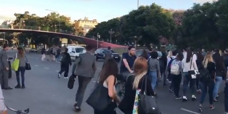 Se desmoronaba y lo hicieron de nuevo: reabrieron un puente central para el tránsito