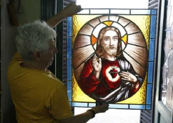 Artesanos de la construcción: con vitrales y esculturas, embellecen la ciudad