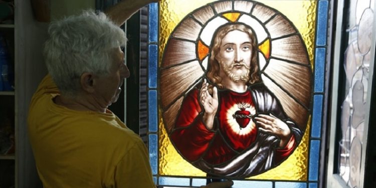 Artesanos de la construcción: con vitrales y esculturas, embellecen la ciudad