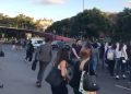 Recoleta: cruzan Figueroa Alcorta entre los autos, los filman y hay polémica