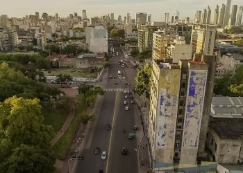 El Marconetti: el edificio ocupado por cinco personas que impide que el Metrobus llegue a La Boca