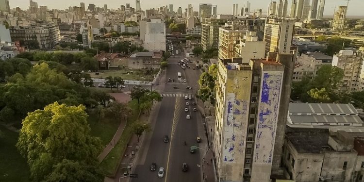El Marconetti: el edificio ocupado por cinco personas que impide que el Metrobus llegue a La Boca