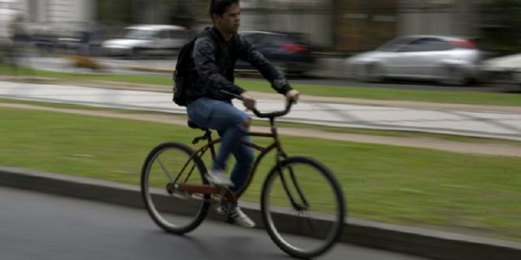 La idea de prohibir que se estacione por Oroño disparó la polémica