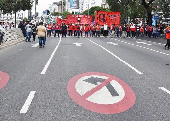 Impulsan una ley para dejar dos carriles libres para colectivos en piquetes