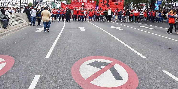 Impulsan una ley para dejar dos carriles libres para colectivos en piquetes