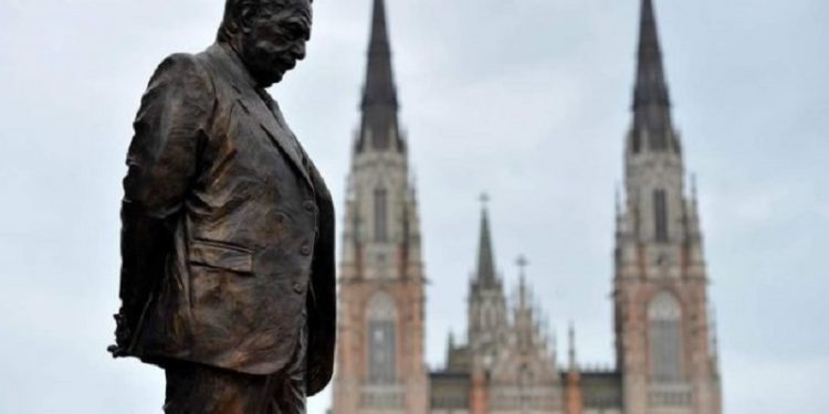 El monumento a Raúl Alfonsín en La Plata – Entrevista a Carlos Benavídez