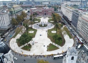 Con veredas más anchas y tras seis meses en obra, reabre este martes la Plaza de Mayo