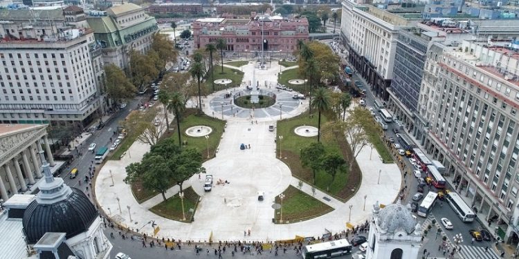 Con veredas más anchas y tras seis meses en obra, reabre este martes la Plaza de Mayo