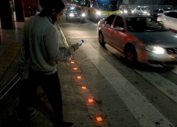 Hay más “peatones tecnológicos”, otro problema relacionado al celular