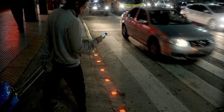 Hay más “peatones tecnológicos”, otro problema relacionado al celular