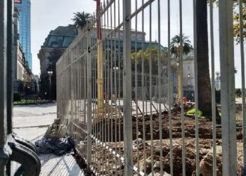 Polémica por la colocación de rejas en la Plaza de Mayo para proteger Casa Rosada