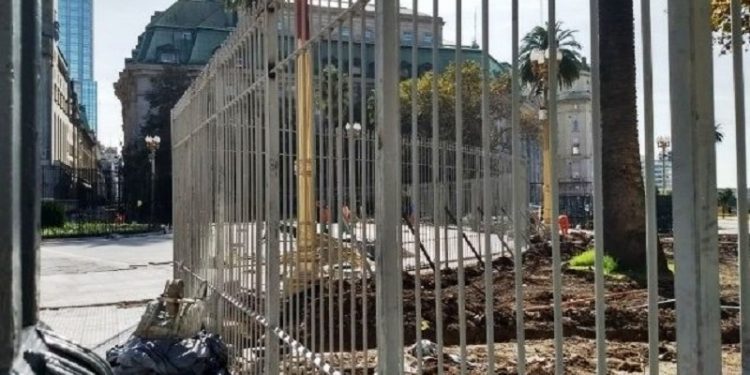 Polémica por la colocación de rejas en la Plaza de Mayo para proteger Casa Rosada