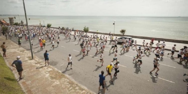 Antes que poner un impuesto a instructores de running deberían poner baños en la costa