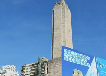 Denuncian errores en la refacción del Monumento