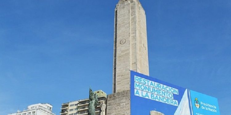 Denuncian errores en la refacción del Monumento