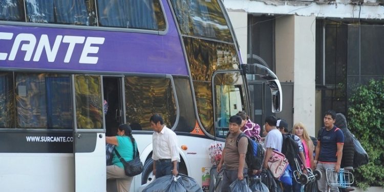 Los micros “truchos” invaden Once: denuncian que ya se convirtió en una terminal ilegal