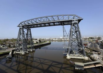 Nueve meses después de los anuncios, aún no funciona el transbordador de La Boca