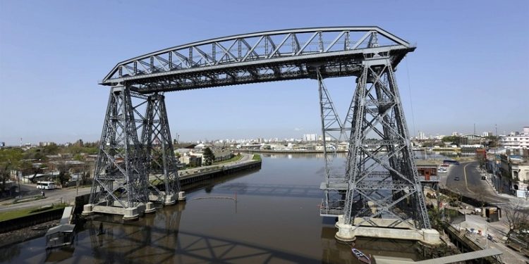 Nueve meses después de los anuncios, aún no funciona el transbordador de La Boca