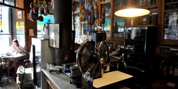 Cuatro bares de barrio que guardan la memoria porteña