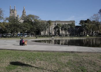 Piden proteger el entorno de un parque centenario de Barracas
