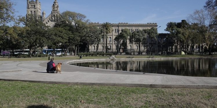 Piden proteger el entorno de un parque centenario de Barracas