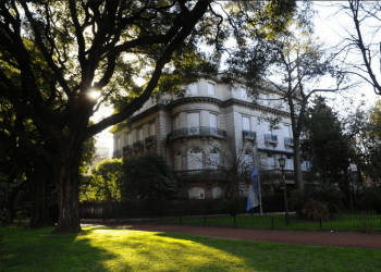 Insólito: denuncian que el jardín de la Embajada de España ocupa una plaza pública