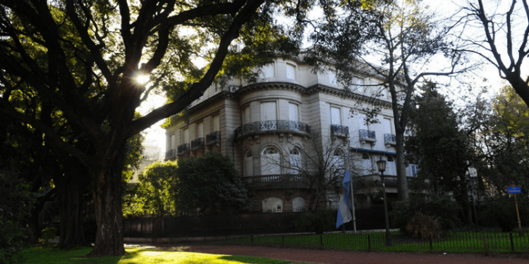 Insólito: denuncian que el jardín de la Embajada de España ocupa una plaza pública