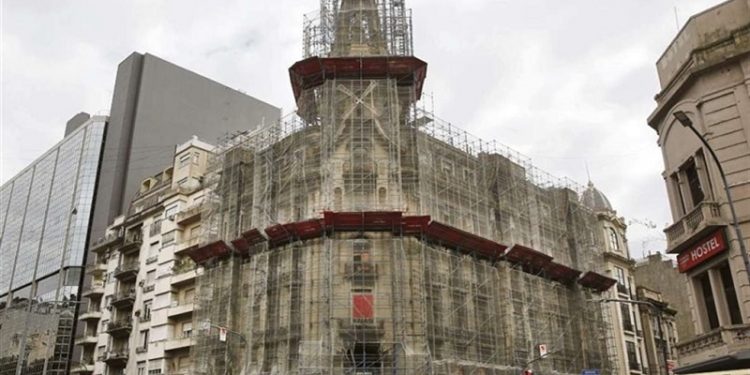 A punto de cumplir 102 años, la Confitería Del Molino sigue en continuo deterioro