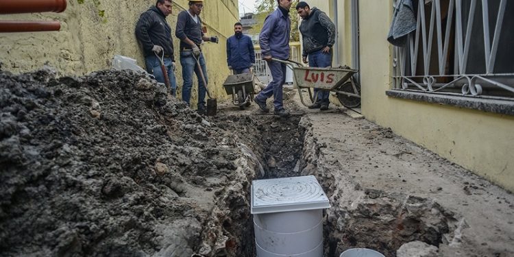 Más de 400 familias de Lanús se conectarán a las cloacas