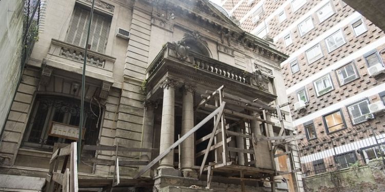 La historia de la casona de 1926 que logró resistir semioculta el avance de los edificios en Belgrano