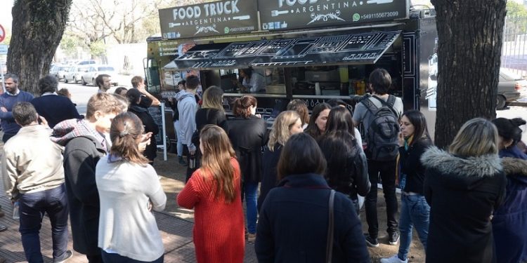 Los food trucks ya están en Parque Patricios y llegarán a otros siete barrios