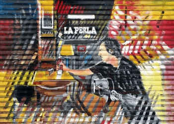 Artistas pintaron murales en las persianas de 19 locales de Once