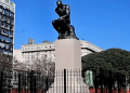 La escultura de El Pensador de Rodin volvió a su pedestal en Plaza Congreso