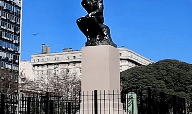 La escultura de El Pensador de Rodin volvió a su pedestal en Plaza Congreso
