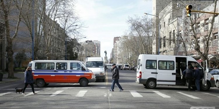 Masiva protesta de transportistas de personas con discapacidad: “Estamos cada vez peor”