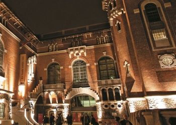 Dieron luz a los porteños y hoy son joyas arquitectónicas perdidas en la ciudad