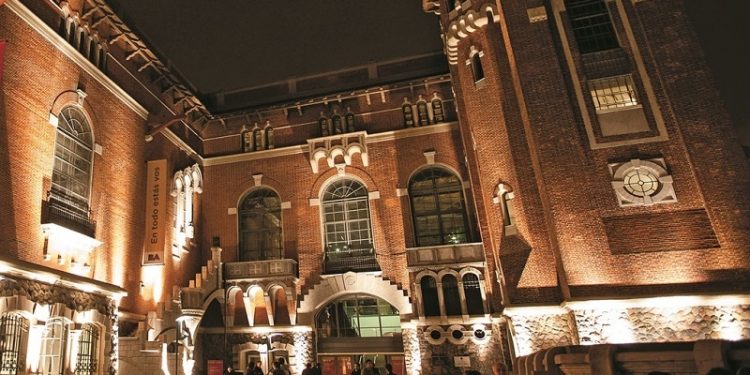 Dieron luz a los porteños y hoy son joyas arquitectónicas perdidas en la ciudad