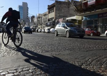 Tránsito vs. patrimonio: sacan los adoquines de las avenidas y vuelve la polémica