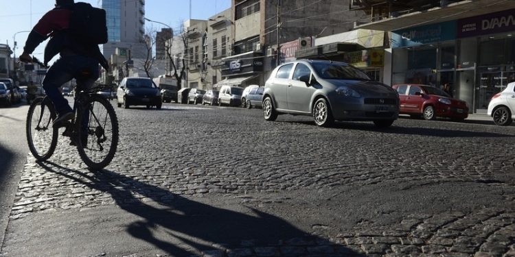 Tránsito vs. patrimonio: sacan los adoquines de las avenidas y vuelve la polémica