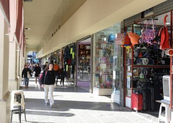 Sin manteros hace más de un año, renovaron fachadas y veredas de la estación Once
