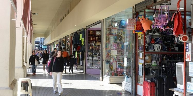 Sin manteros hace más de un año, renovaron fachadas y veredas de la estación Once