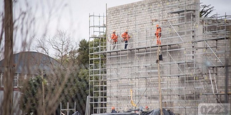 La devaluación golpea a la construcción: el cemento subió un 30% y no hay nuevas obras